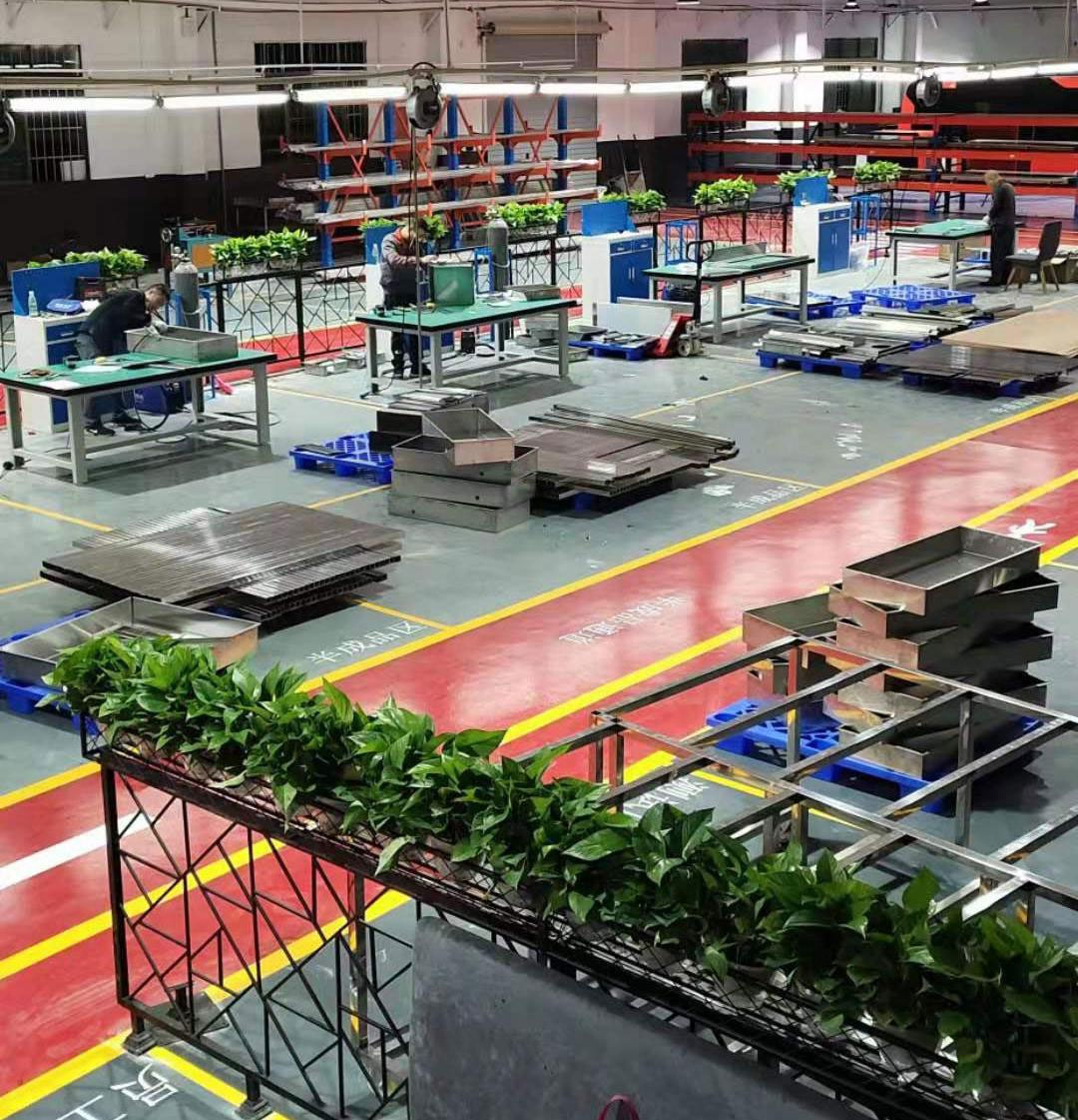 高温下坚守岗位的车间工作者